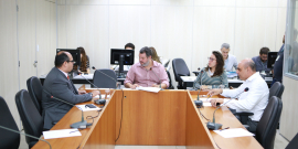 Parlamentares compõem mesa de reunião