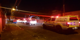 Carros da Guarda Civil circulam em ruas do Bairro Dom Cabral durante a noite