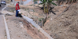 Escadaria construída em cimento liga o nível da rua ao vale do rio. Vereador avalia a obra do topo da escada