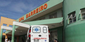 Imagem mostra a fachada da UPA Barreiro, com uma ambulância estacionada na porta