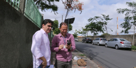 Vereador Carlos Henrique e Anderson Leal (gerente da BHTrans), em visita técnica à Rua Carlos Quettino, Bairro Gameleira, nesta quinta-feira (21/11)
