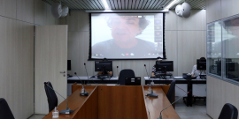 Telão no plenário Camil Caram exibe imagem de Gilson Reis em reunião remota