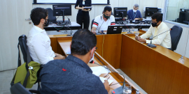 Vereadores em reunião da CLJ no Plenário Camil Caram 