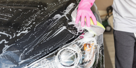 detalhe da mão de homem lavando carro 