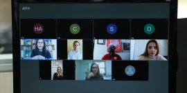 Cinco vereadoras e um vereador dividem tela de computador em reunião virtual de comissão.