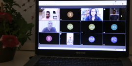 Quatro vereadores realizam reunião remota, com suas imagens aparecendo na tela de um notebook. 