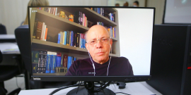 tela de computador exibe o infectologista Carlos Starling durante depoimento à CPI