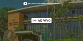 fachada da Câmara, sobreposta com filtro escuro e inscrição "AO VIVO". No topo, ícone do Youtube e endereço do canal da Câmara na plataforma