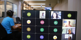 Em tela de computador, duas mulheres e três homens realizam reunião virtual
