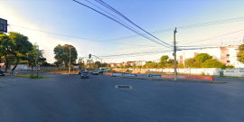 Cruzamento da Avenida Brigadeiro Gomes com Avenida Abílio Machado. Destaca-se na via, a boca de lobo e a mureta de proteção  