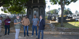 Os vereadores Wilsinho da tabu e Marcos Crispim conversam com representantes da Prefeitura Municipal de Belo Horizonte no Cemitério da Saudade, durante o dia. 