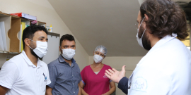 Vereador José Ferreira, ao lado de gerente da UPA Pampulha, conversa com médico e enfermeira. 