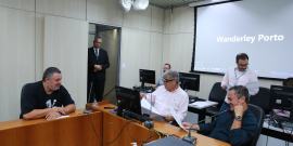 Imagem de Claudiney Dulim presidindo a reunião ao lado de Pedro Patrus e  Helinho da Farmácia