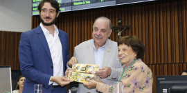 Presidente da Câmara acompanha entrega de cartões postais com as imagens de Yara Tupynambá ao prefeito de Belo Horizonte, Fuad Noman, no Plenário Amynthas de Barros