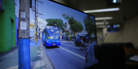 Imagem na tela do computador de ônibus transitando na via