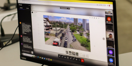 Imagem na tela do computador do trãnsito intenso na Avenida Cristiano Machado, em frente à Catedral Cristo Rei