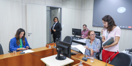 Imagem da presidente Professora Marli (PP) e da vereadora Marcela Trópia (Novo) durante a reunião