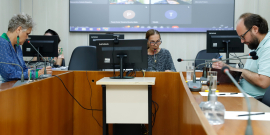 Imagem da presidente da Comissão, Professora Marli (PP), Cida Falabela (Psol) e Bruno Pedralva (PT) participando da reunião  