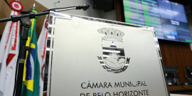 Foto de placa prata, com o desenho do brasão de Belo Horizonte e a escrita "Câmara Municipal de Belo Horizonte"