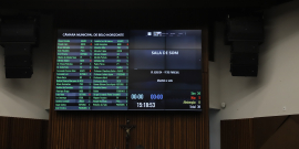 Telão do Plenário mostra lista de votos de vereadores a veto parcial de projeto de lei