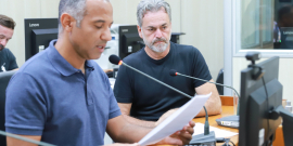 Vereadores sentados à Mesa analisam documento
