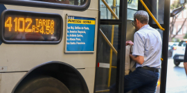 Idoso entra pela porta dianteira de ônibus de transporte coletivo em BH