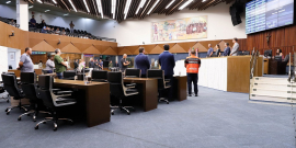 Vereadores em posição de respeito ao minuto de silêncio em homenagem a Leonardo Maciel