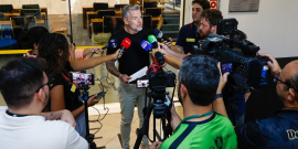 Presidente Professor Juliano Lopes cercado por jornalistas