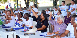 Moradores de BH votam em reunião do Orçamento Participativo