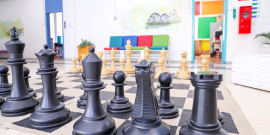 Sala multissensorial, com jogo de xadrez gigante