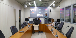 Vereadores assentados no plenário Camil Caram
