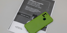 Celular em cima de livreto