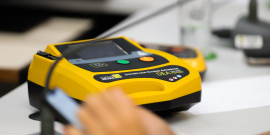 equipamento desfibrilador externo automático