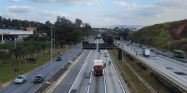veículos transitando pela rodovia mg-10