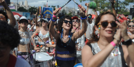 Mulheres dançando no Carnaval em rua de Belo Horizonte