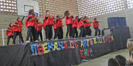 Apresentação infantil em escola municipal