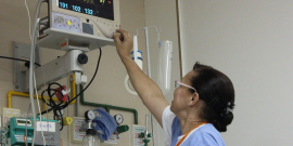 Enfermeira mexe em equipamento de monitoramento de sinais vitais em UPA de BH