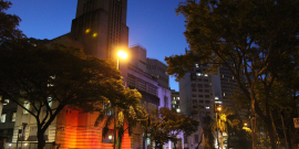 Prédio da Prefeitura de Belo Horizonte com poste de iluminação na frente