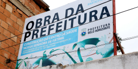 Imagem da placa da obra do centro de saúde 