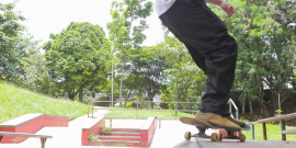 jovem anda de skate em pista de belo horizonte