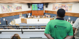 trabalhador uniformizado da coopertur em plenário da câmara municipal