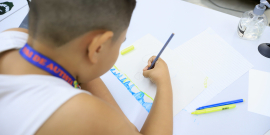 criança autista desenha durante reunião da comissão de saúde 