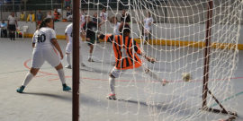 Mulheres jogam em campeonato de futsal para surdos