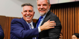 Álvaro Damião e Professor Juliano Lopes se cumprimentam
