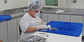 Enfermeira manipula materiais de saúde