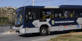 Ônibus com a inscrição Prefeitura de Belo Horizonte