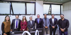 Professor Juliano Lopes, Ramom Tácio de Oliveira e outros convidados do evento de inauguração posam para a foto lado a lado