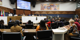 Vereadores, convidados e público no Plenário Amintas de Barros