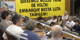 Faixa estendida na Assembleia Legislativa de Minas Gerais com frases de ordem pede a volta do trem metropolitano