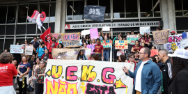 imagem de manifestação de estudantes da Universidade do Estado de Minas Gerais na frente da Assembleia Legislativa de Minas Gerais